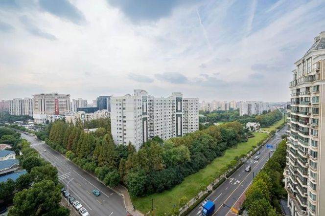 Spacious 3BR Apartment in Gubei (L15)