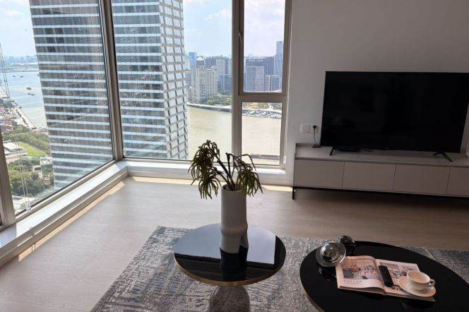 High-Floor Spacious 1BR Apartment near Shangcheng Rd Metro