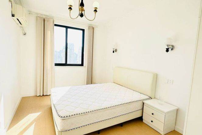 High-Floor 4BR Apartment near Zhongshan Park