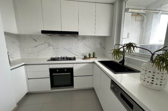 Spacious 2BR Apartment at Top Of City (L13)