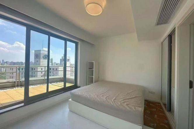 High-Floor Spacious 2BR Apartment near Jiangsu Rd Metro