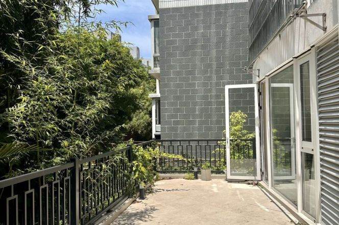 Spacious 2BR Apartment near Lianhua Rd Metro with Private Garden (L1)