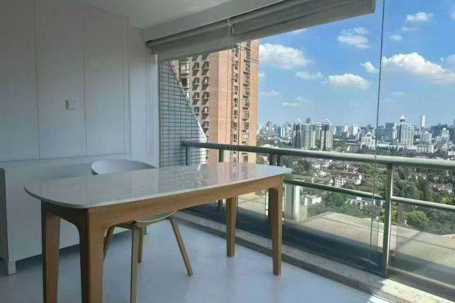 High-Floor Spacious 2BR Apartment near Jiangsu Rd Metro