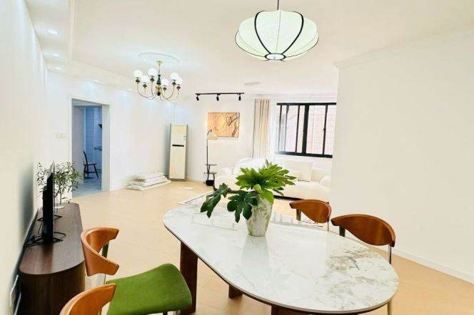 High-Floor 4BR Apartment near Zhongshan Park
