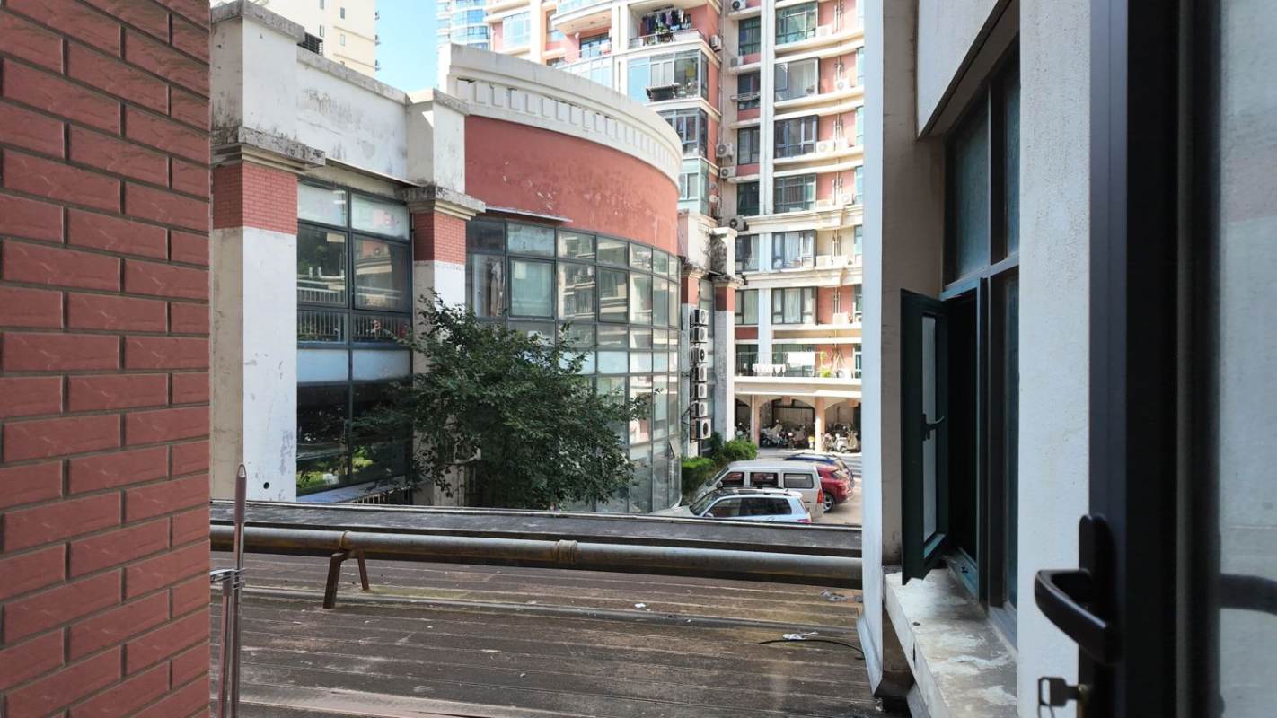 Housing image — Balcony