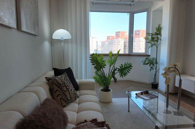 High-Floor Spacious 1BR Apartment near Changshou Rd Metro (L7/L13)