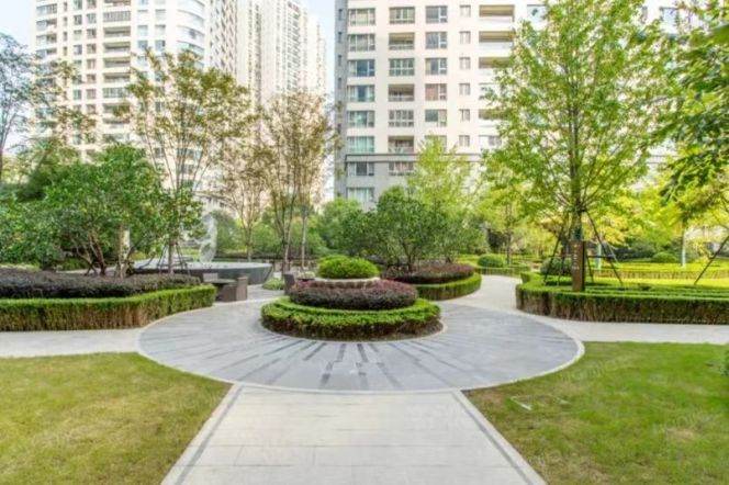 High-Floor 3BR Apartment near South Xizang Rd Metro (L4/L8)