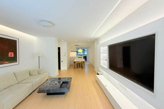 2BR Apartment in Gubei with Floor-to-Ceiling Windows (L2)
