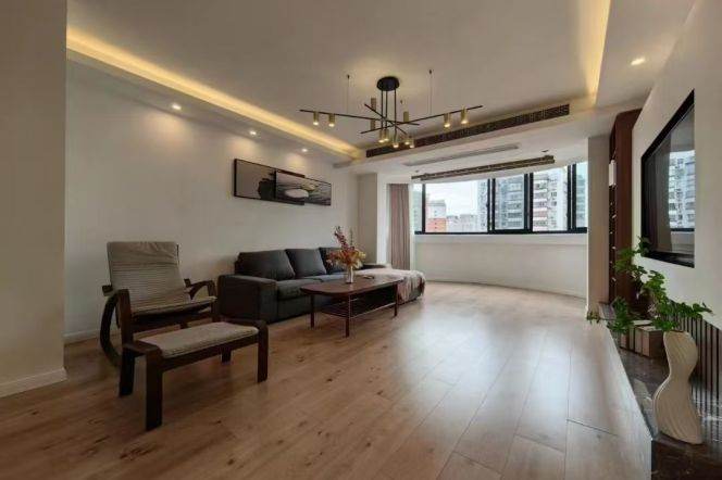 High-Floor 3BR Apartment near Jing'an Temple with Outstanding View