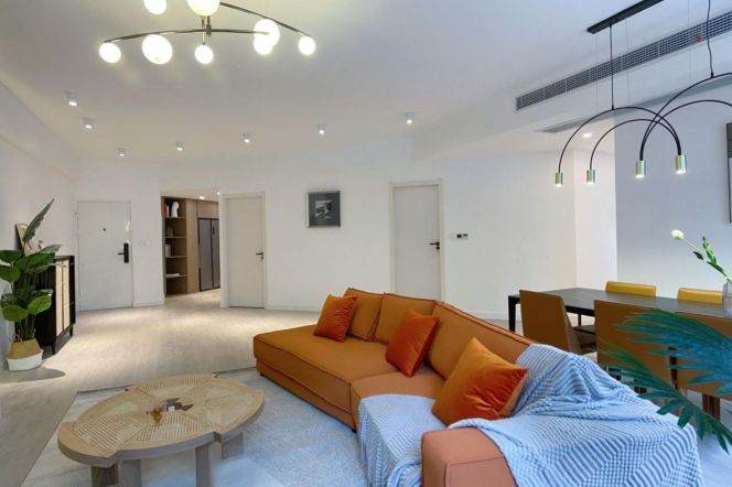 Spacious 2BR Apartment near Xujiahui Metro (L4)