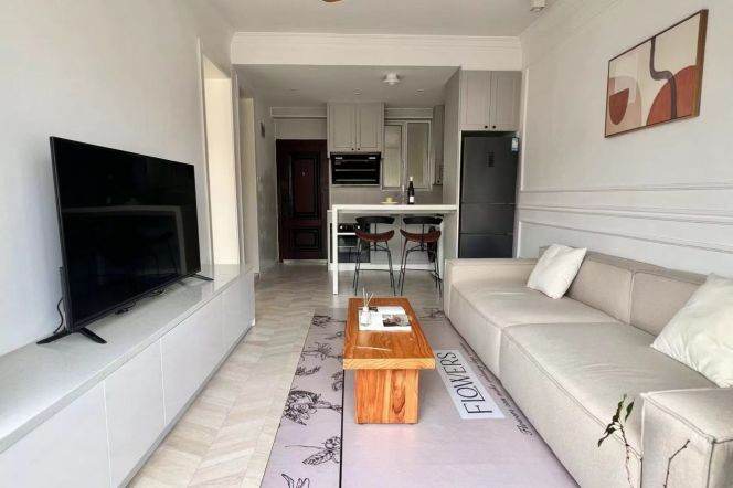 1BR Apartment in Gubei (L10)