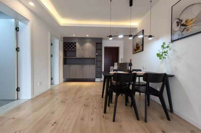 High-Floor 3BR Apartment near Jing'an Temple with Outstanding View