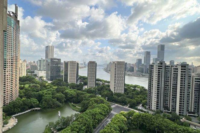 High-Floor Spacious 4BR Apartment near Shangcheng Rd Metro