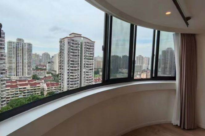 High-Floor 3BR Apartment near Jing'an Temple with Outstanding View