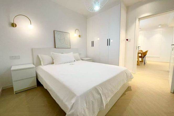 Spacious 2BR Apartment near West Yan'An Rd Metro