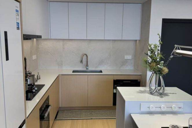 Spacious 2BR Apartment near Shanghai Railway Station Metro with River View (L13)