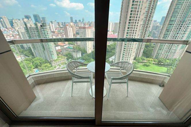 High-Floor Spacious 2BR Apartment near Shangcheng Rd Metro