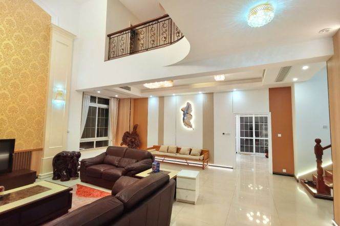 Spacious 5BR Villa near National Exhibition And Convention Center Metro with Private Garden