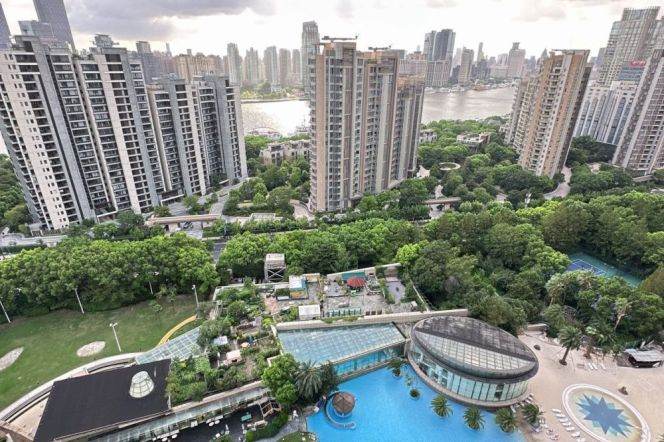 High-Floor Spacious 4BR Apartment near Shangcheng Rd Metro