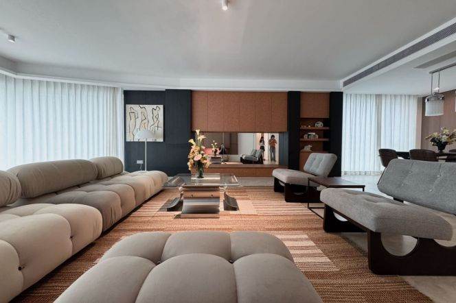 High-Floor Spacious 4BR Apartment near Shangcheng Rd Metro
