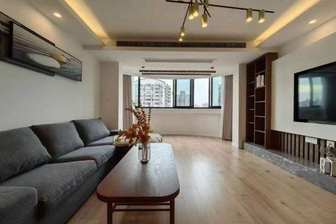 High-Floor 3BR Apartment near Jing'an Temple with Outstanding View