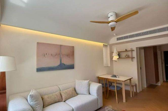 1BR Apartment in Jing'an (L7)
