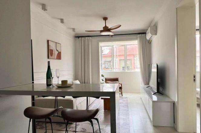 1BR Apartment in Gubei (L10)