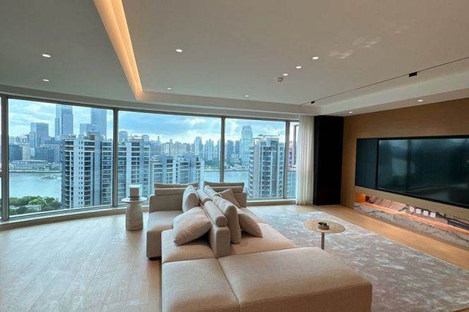 High-Floor Spacious 4BR Apartment near Shangcheng Rd Metro