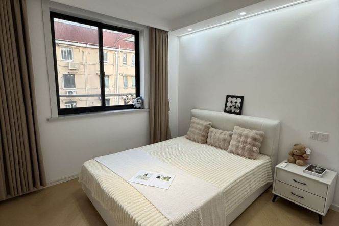 1BR Apartment in Gubei (L10)