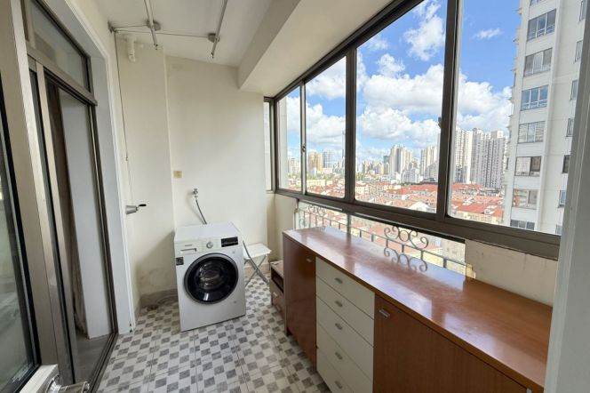 Spacious 2BR Apartment near Zhongshan Park (L2/L3/L4)