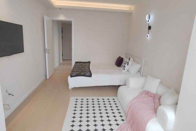 1BR Apartment near Jiangsu Rd Metro with Outstanding View
