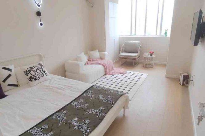 1BR Apartment near Jiangsu Rd Metro with Outstanding View