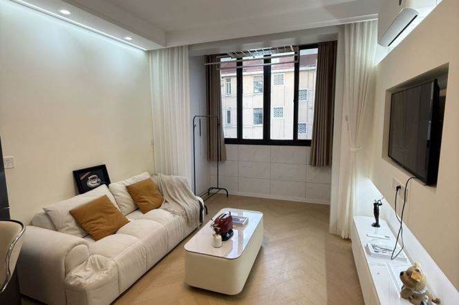 1BR Apartment in Gubei (L10)