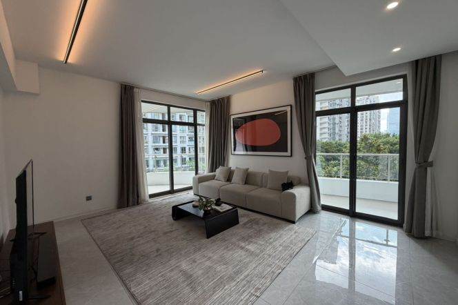 Spacious 3BR Apartment at Top Of City (L13)