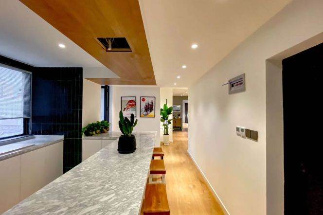 Spacious 3BR Apartment near Yuanshen Sports Center Metro with Floor-to-Ceiling Windows (L6)