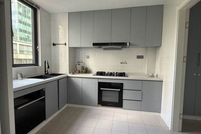 Spacious 3BR Apartment at Top Of City (L13)