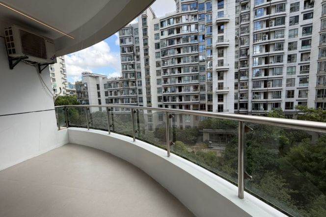 Spacious 3BR Apartment at Top Of City (L13)
