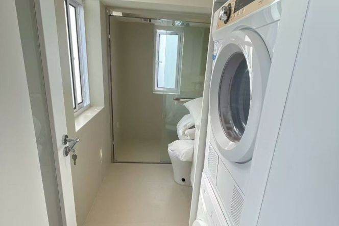 High-Floor 2BR Apartment near Hongqiao Rd Metro