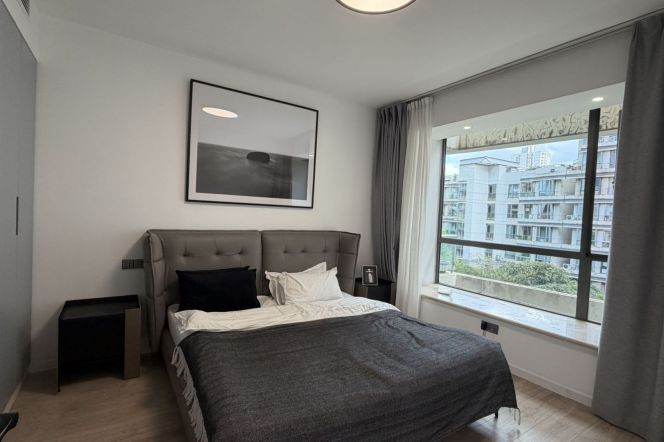 Spacious 3BR Apartment at Top Of City (L13)