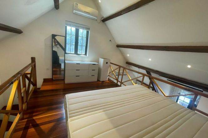 Historic 2BR Lane House near Jing'an Temple with Terrace