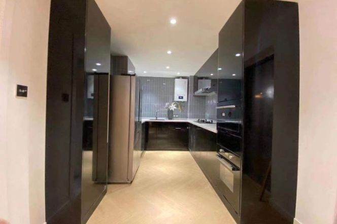 High-Floor Spacious 2BR Apartment near Zhongshan Park (L2/L3/L4)