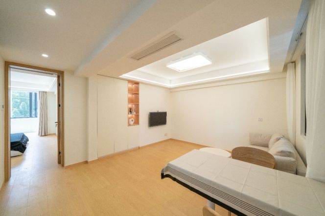 Spacious 1BR Apartment in North Bund (L18)