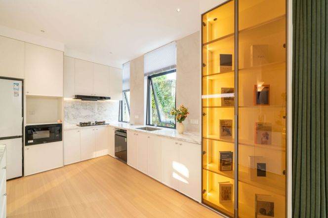 Spacious 5BR Villa near National Exhibition And Convention Center Metro with Terrace