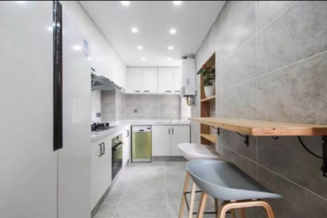 High-Floor 2BR Apartment near Xujiahui Metro (L1/L4)