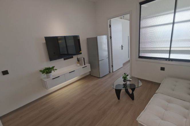 High-Floor 1BR Apartment near East China Normal University Zhongshan Bei Lu Campus (L3/L4/L13)