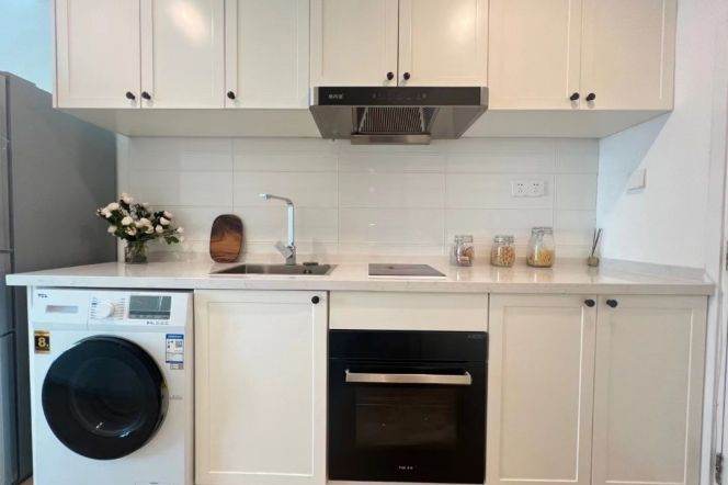 High-Floor High-Ceiling 1BR Apartment near Jing'an Temple with Floor-to-Ceiling Windows