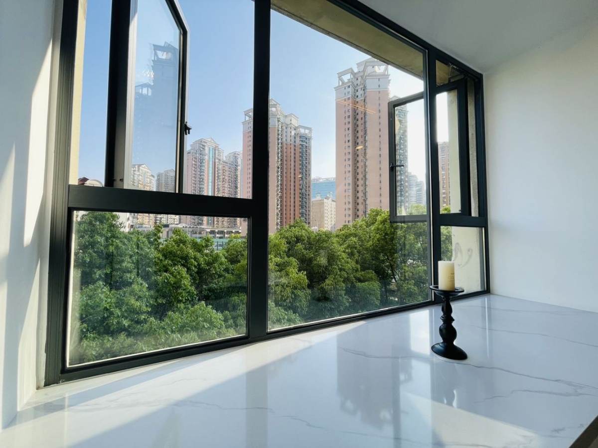 Housing image — Balcony