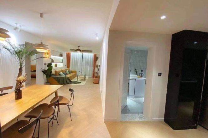 High-Floor Spacious 2BR Apartment near Zhongshan Park (L2/L3/L4)