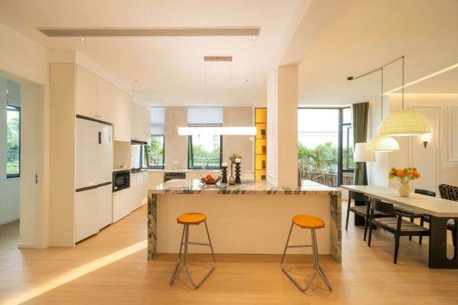 Spacious 5BR Villa near National Exhibition And Convention Center Metro with Terrace