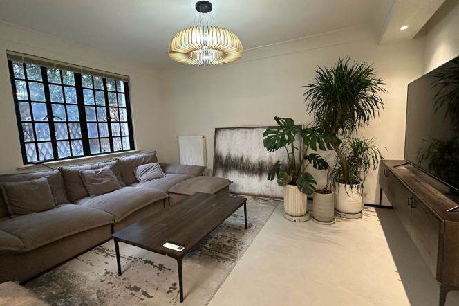 Spacious 3BR Apartment near Jing'an Temple with Green View